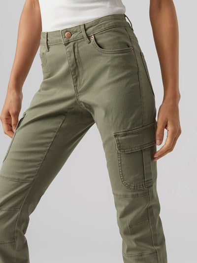 VERO MODA : Ivy Ankle Cargo Pants - Green
