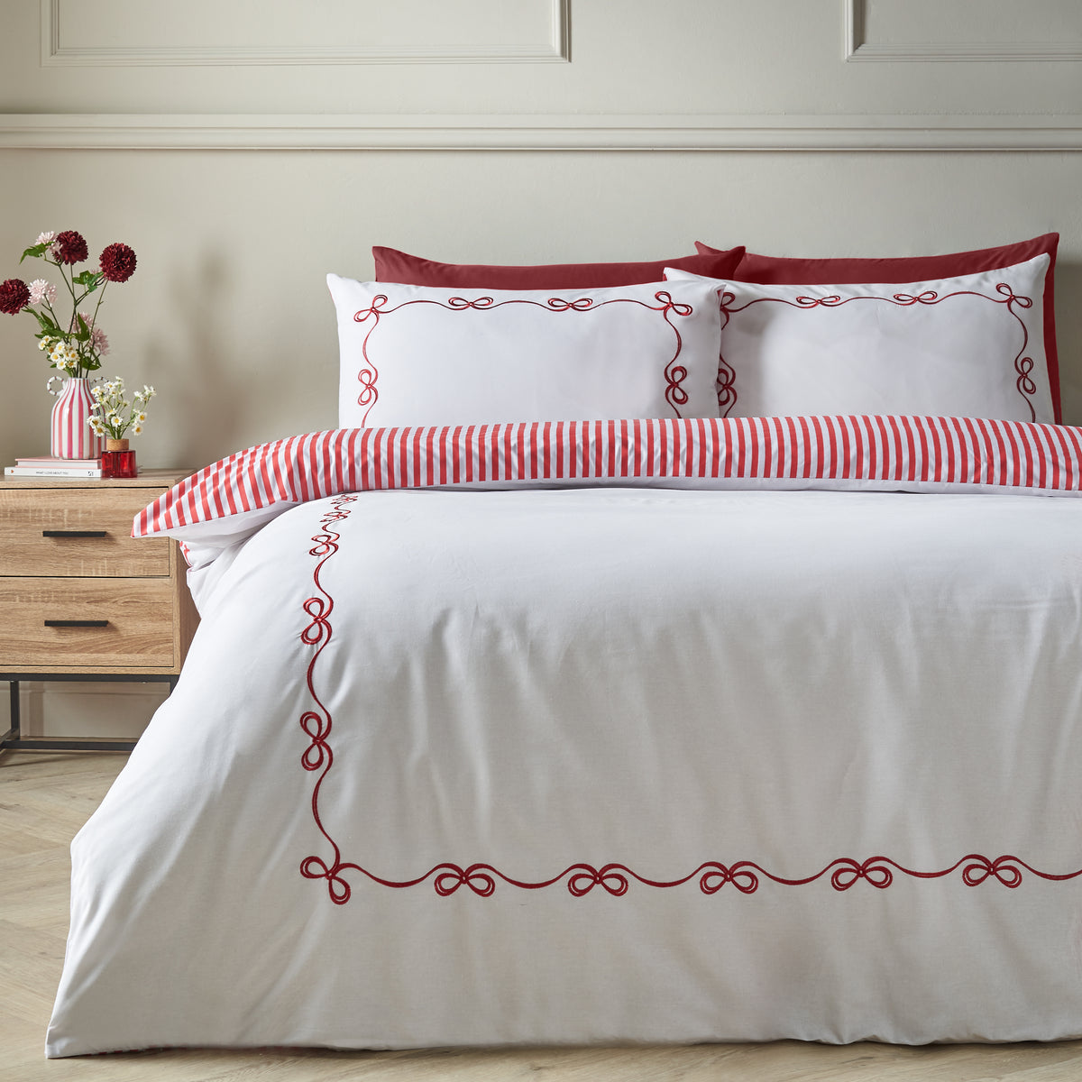 CATHERINE LANSFIELD Bow Embroidery Reversible Duvet Set - White/Red