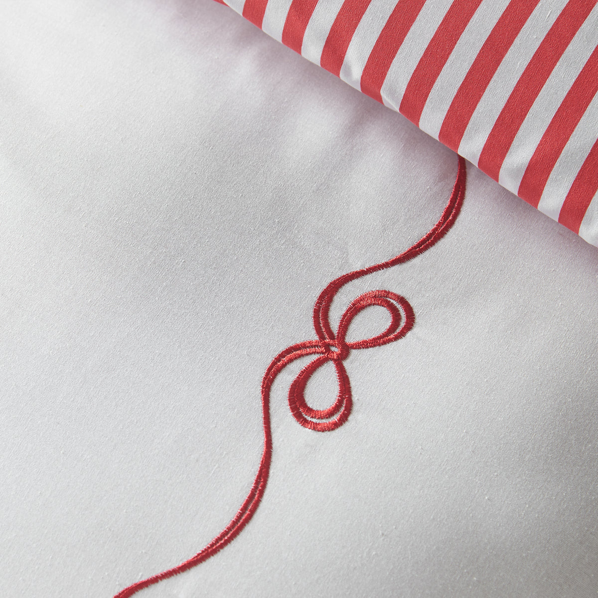 CATHERINE LANSFIELD Bow Embroidery Reversible Duvet Set - White/Red