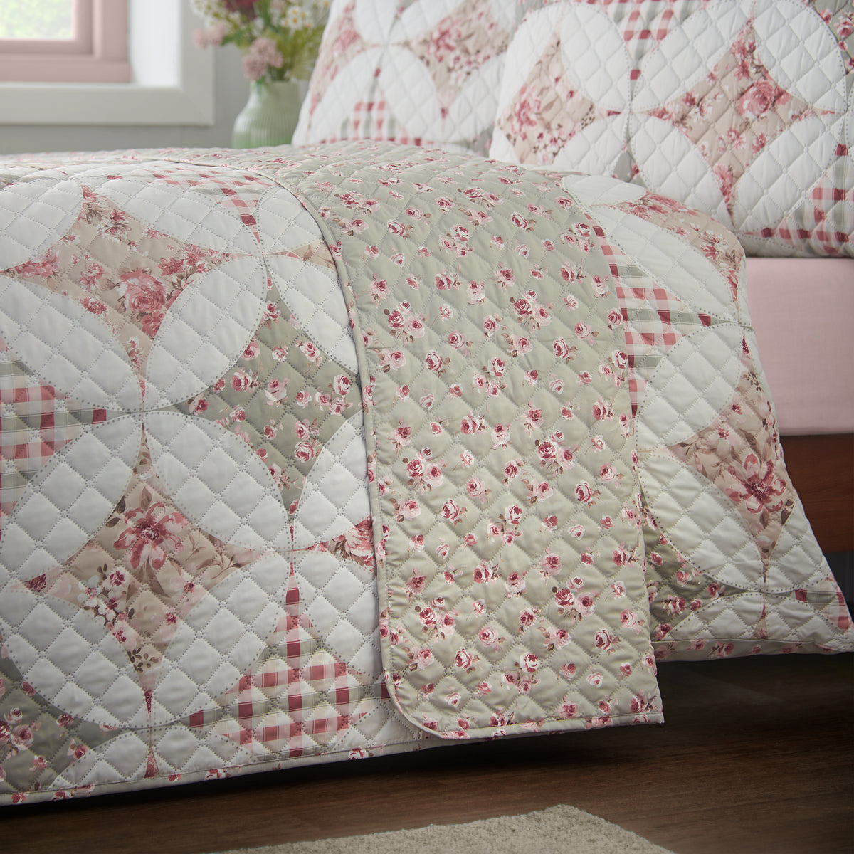 CATHERINE LANSFIELD Pinsonic Patchwork Bedspread 220x230cm