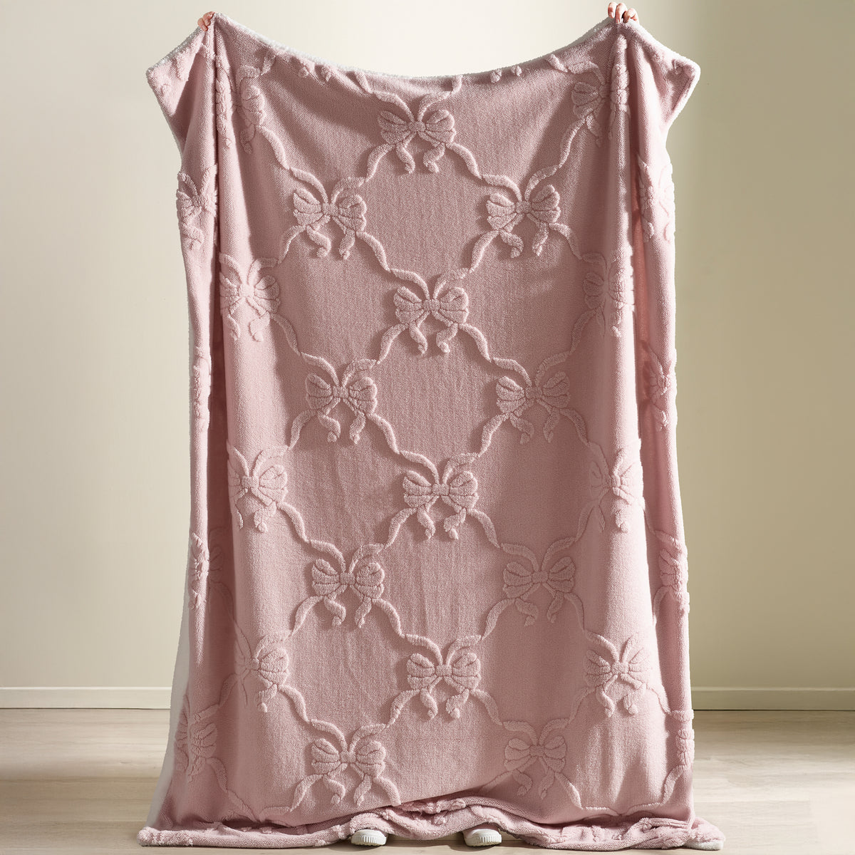CATHERINE LANSFIELD Carved Bow Sherpa Throw - Pink