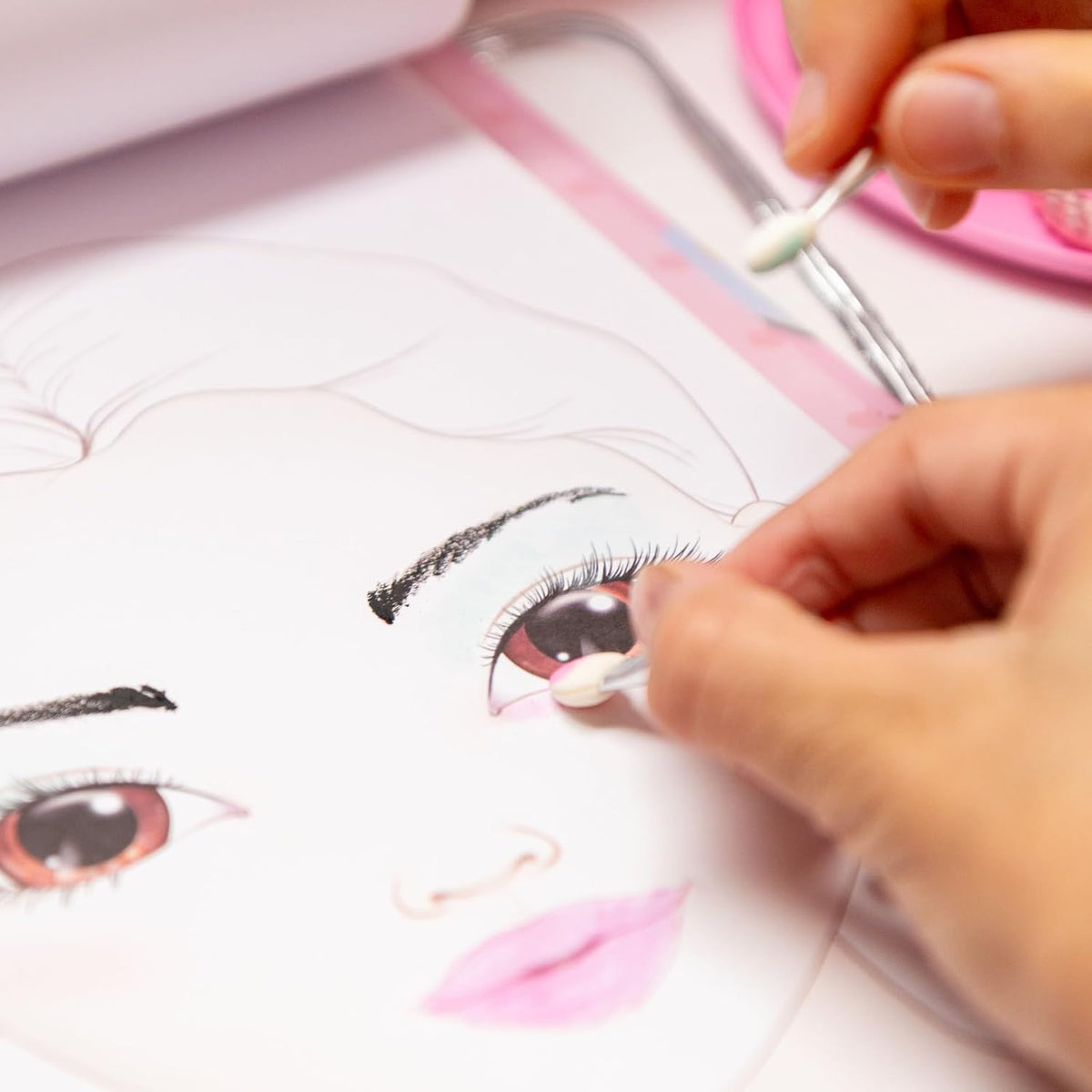 TOP MODEL Make-up Folder with Patterns, Makeup Palette and Brushes