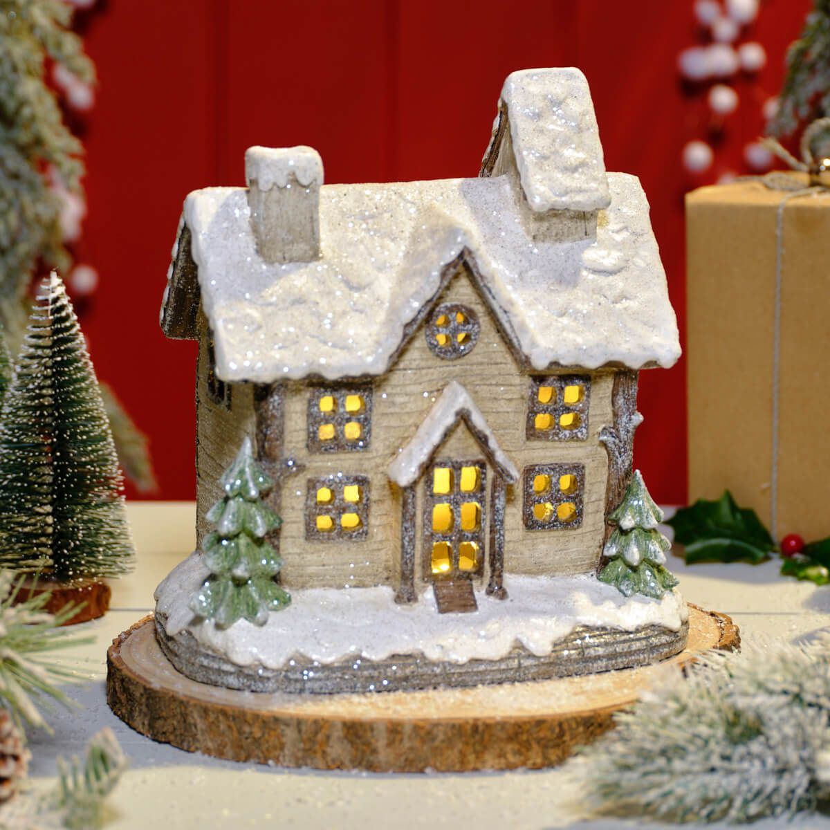LANGS Christmas Cottage LED Snowy House 22.5cm