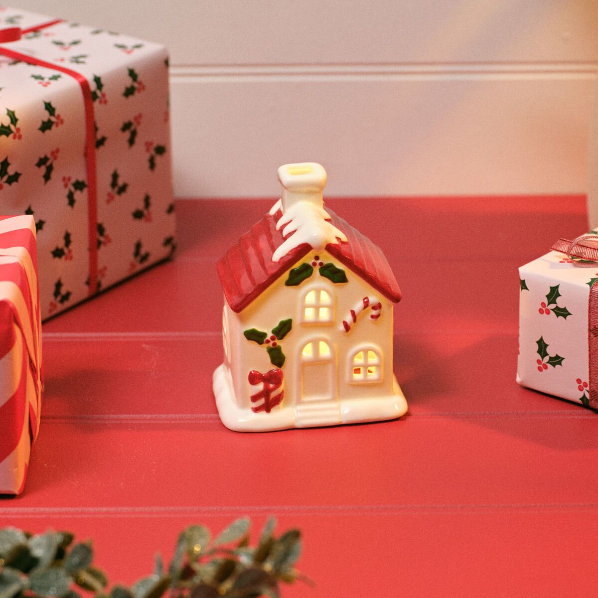LANGS Hollies and Berries Small White LED House With Red Roof 11cm