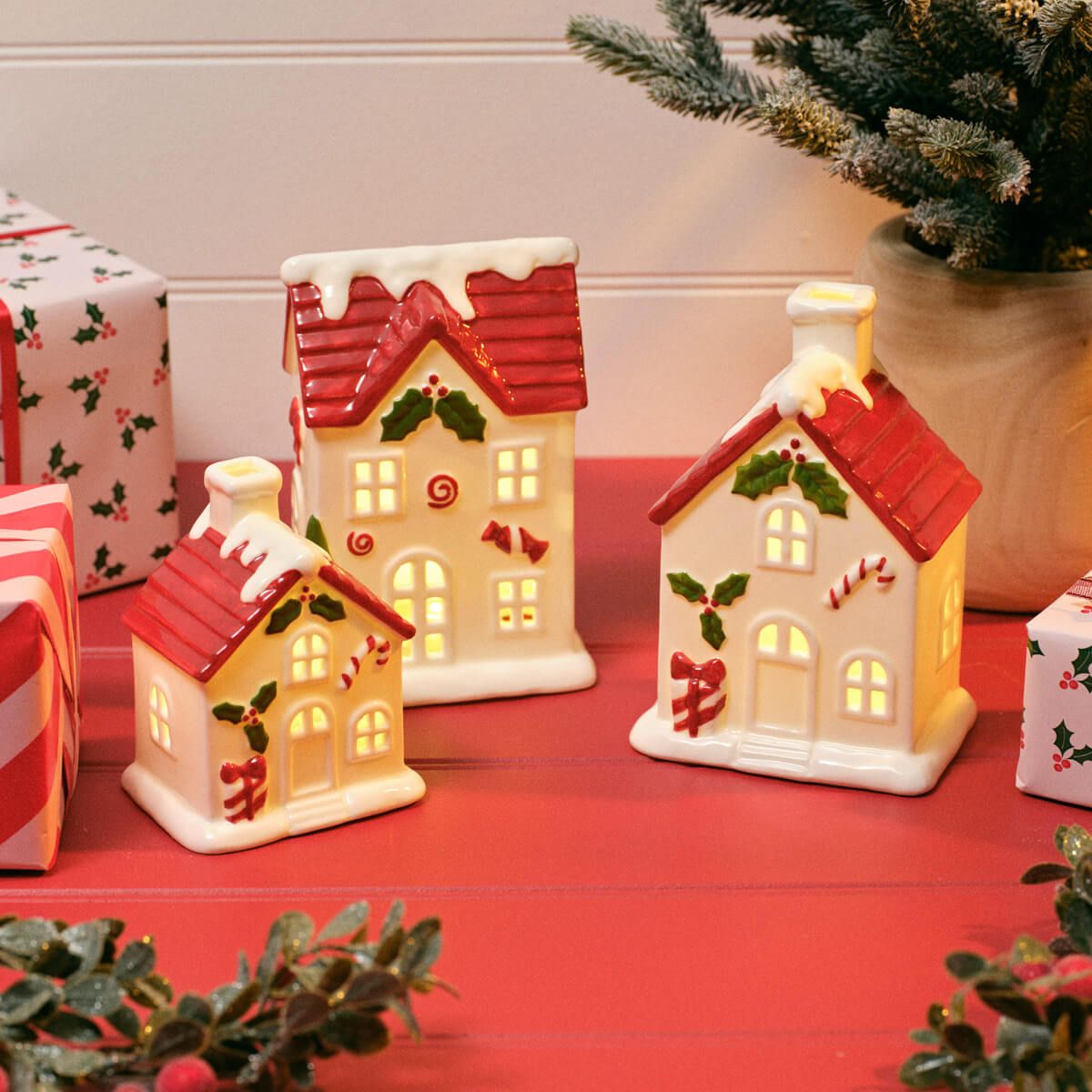 LANGS Hollies and Berries Small White LED House With Red Roof 11cm