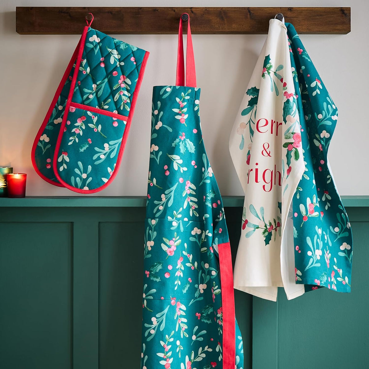 CATHERINE LANSFIELD Christmas Holly and Mistletoe Kitchen Towel Set - 4 Pack