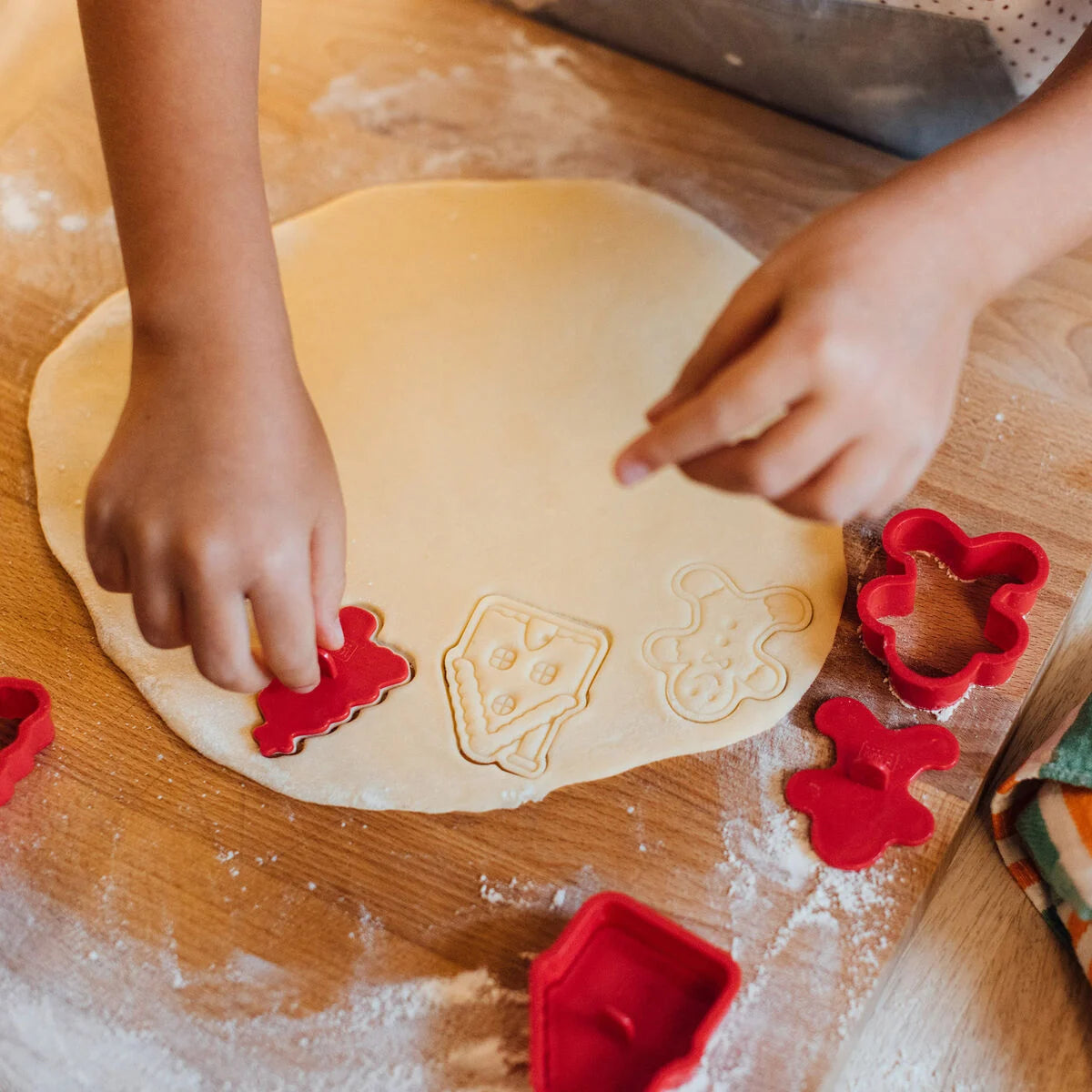 LEGAMI Set of 5 Cookie Cutters with Stamps - Cookie Time!