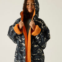 REGATTA Kids Waterproof Changing Robe - Black Camo