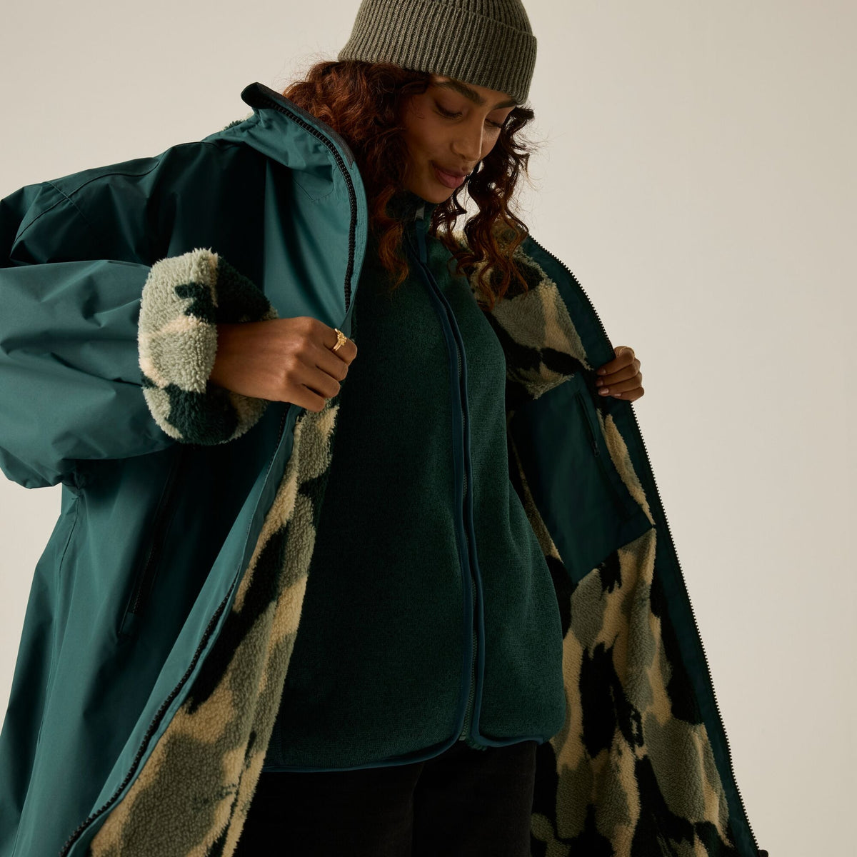 REGATTA Adult's Unisex Waterproof Changing Robe - Green/Camo