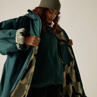 REGATTA Adult's Unisex Waterproof Changing Robe - Green/Camo