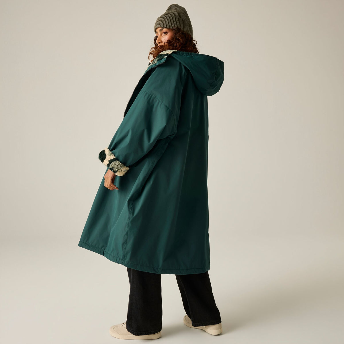 REGATTA Adult's Unisex Waterproof Changing Robe - Green/Camo
