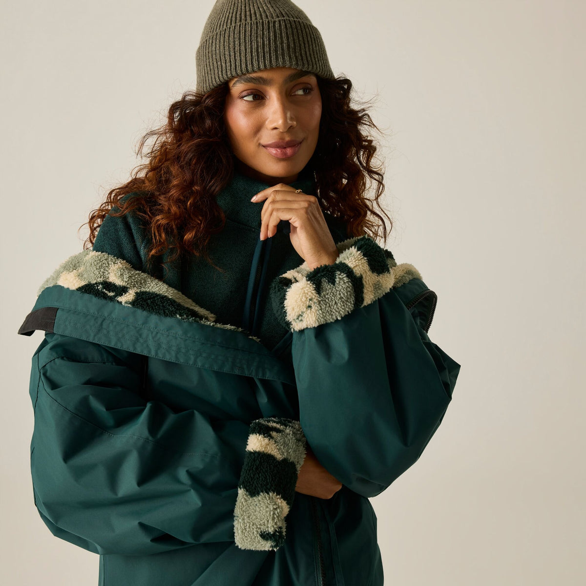 REGATTA Adult's Unisex Waterproof Changing Robe - Green/Camo