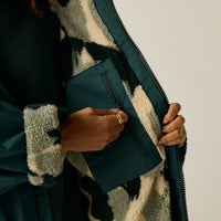 REGATTA Adult's Unisex Waterproof Changing Robe - Green/Camo