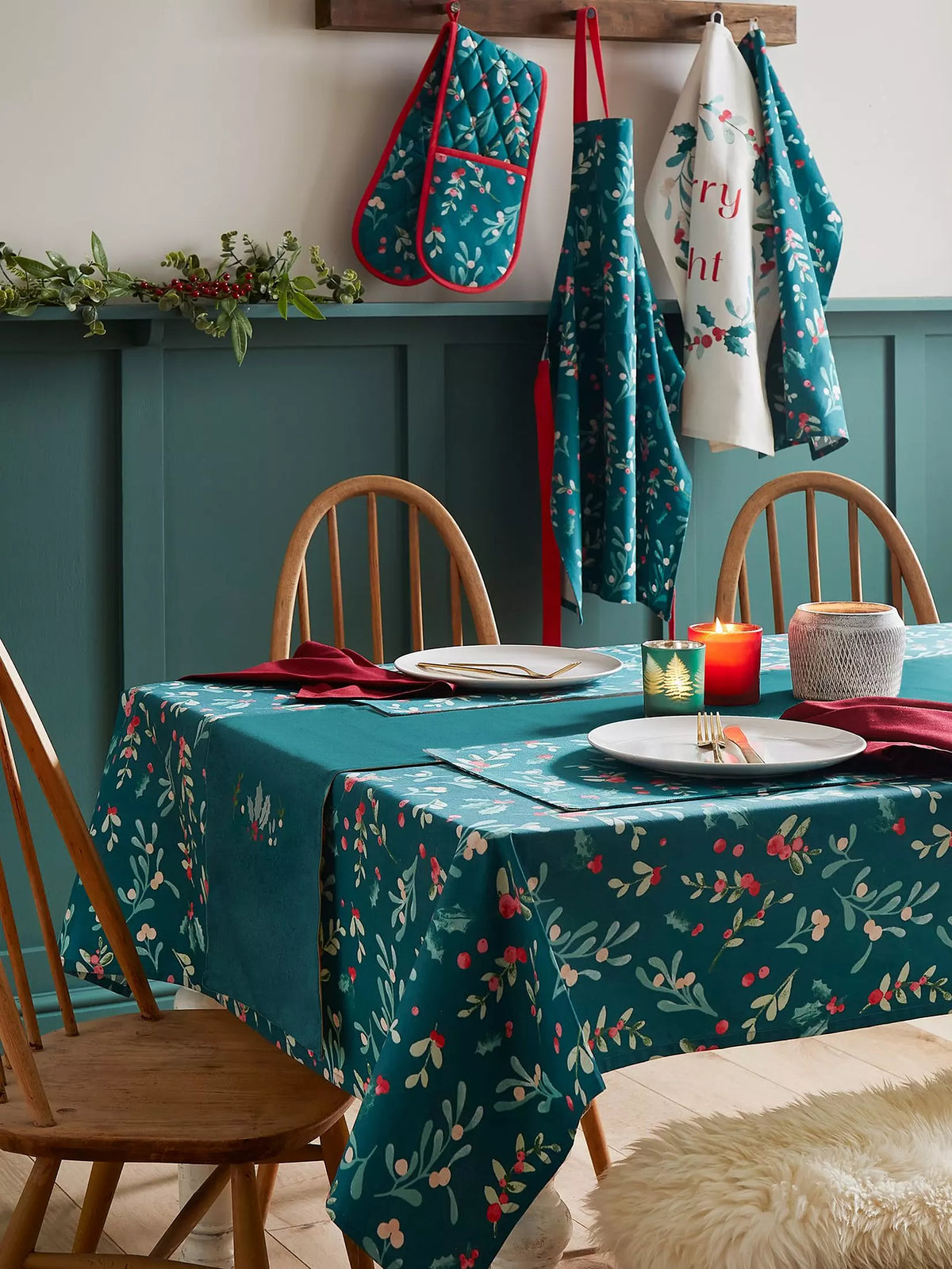 CATHERINE LANSFIELD Christmas Holly & Mistletoe Placemats – 4 Pack