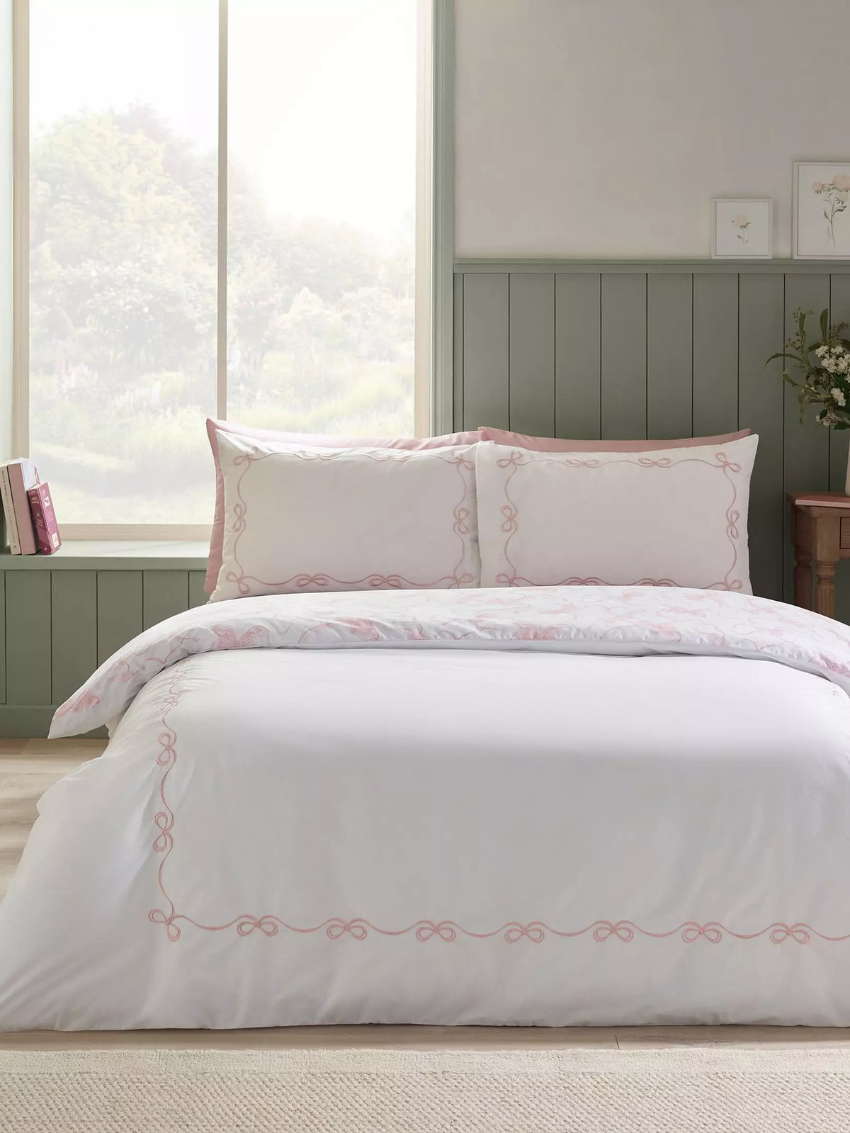 CATHERINE LANSFIELD Bow Embroidery Reversible Duvet Set - White/Pink