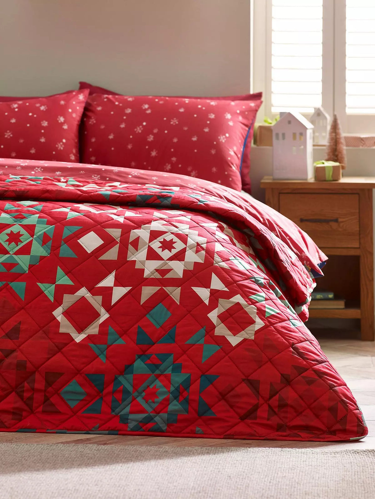 CATHERINE LANSFIELD Christmas Patchwork Bedspread - 220x230cm