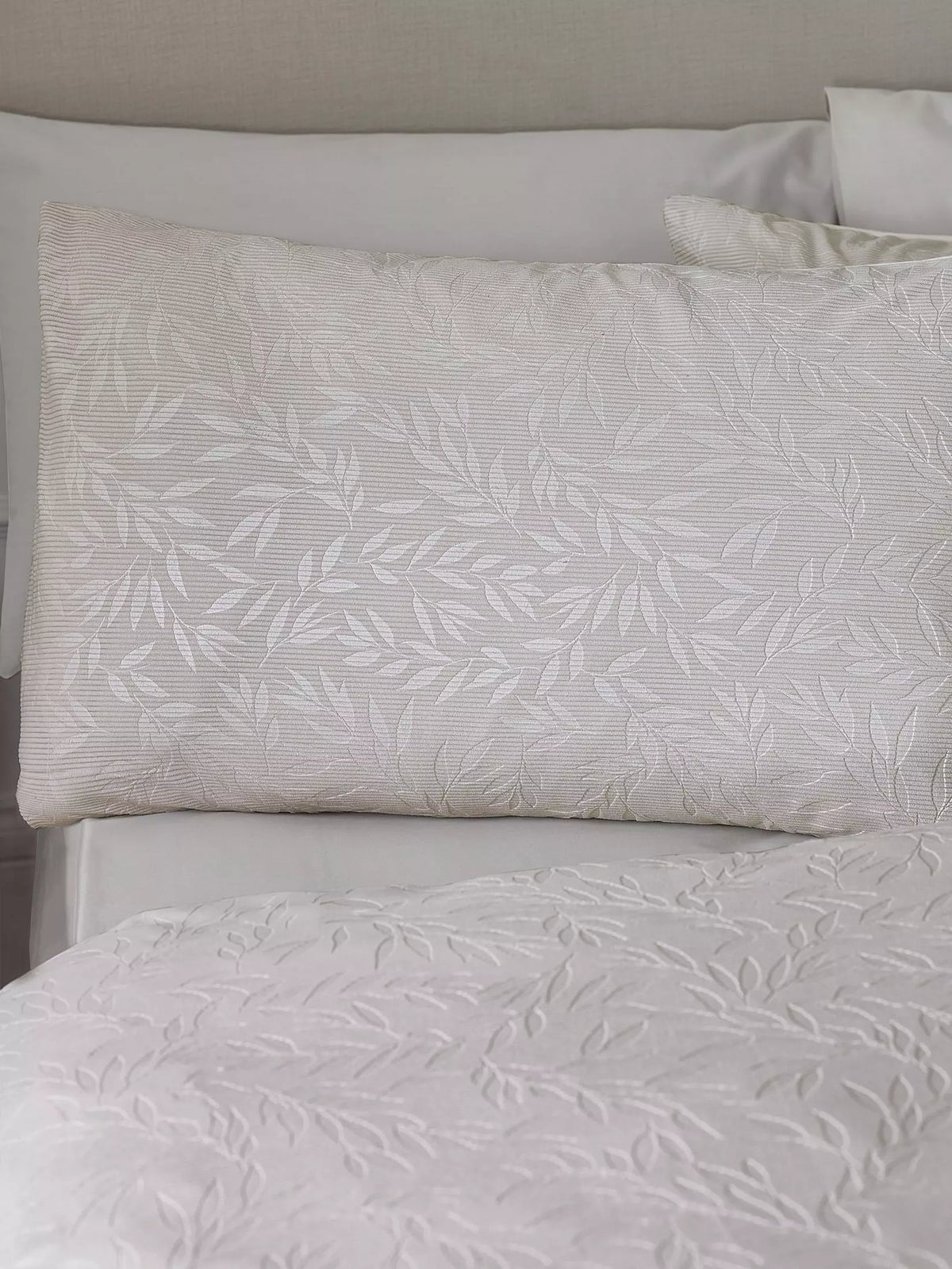 CATHERINE LANSFIELD Corded Leaves Duvet Set - Champagne