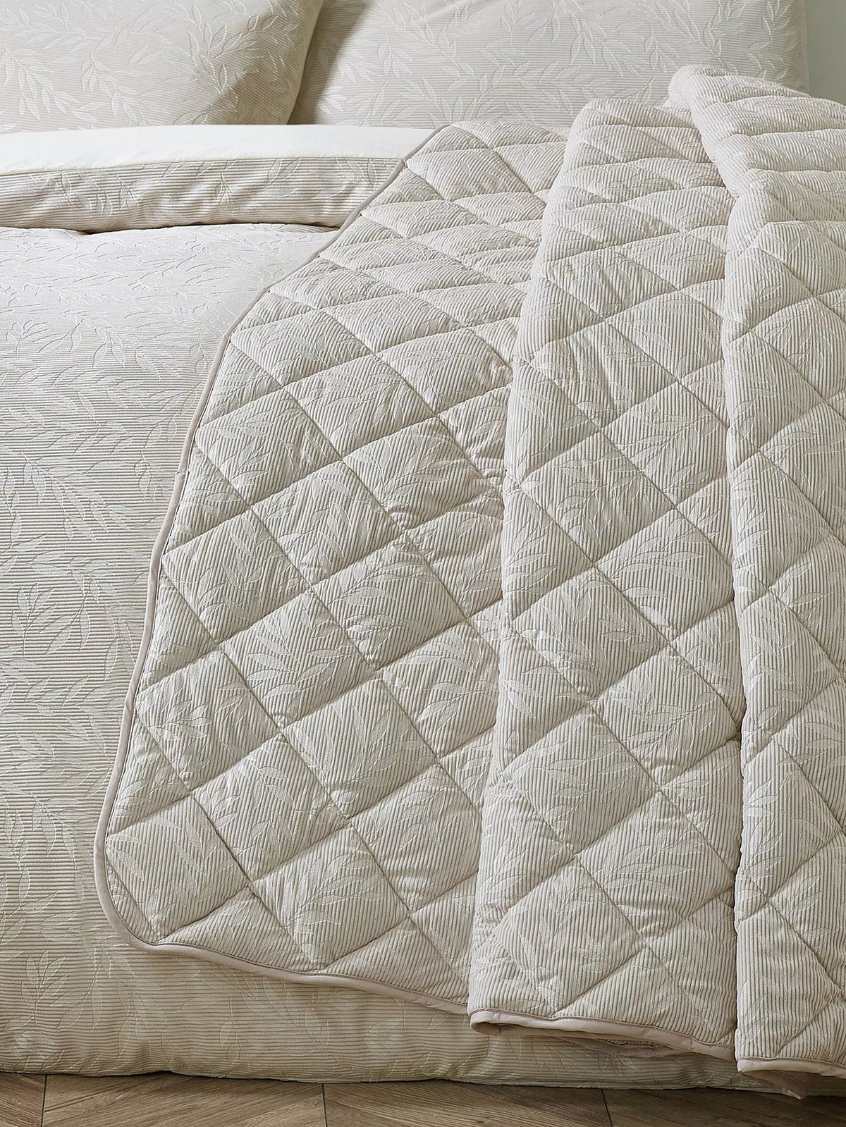 CATHERINE LANSFIELD Corded Leaves Bedspread - 240x260cm - Champagne