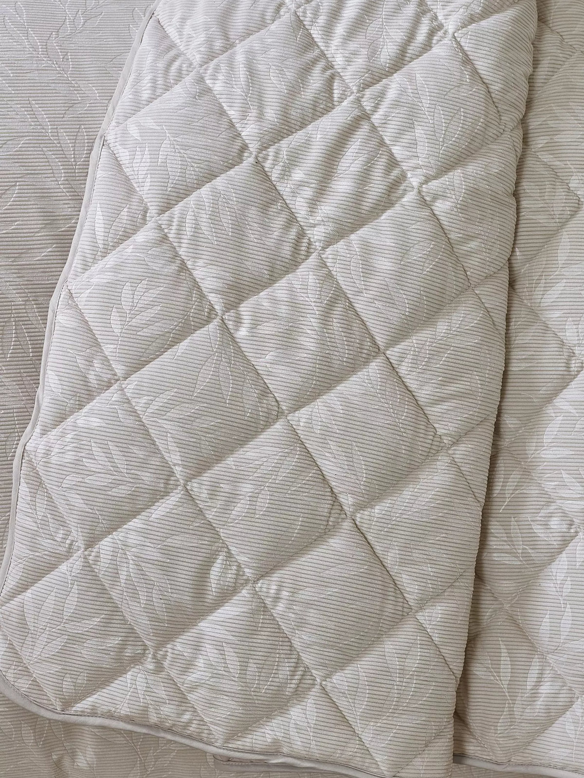 CATHERINE LANSFIELD Corded Leaves Bedspread - 240x260cm - Champagne